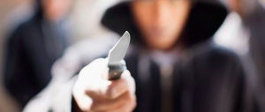 Viene aggredito, va in ospedale con il coltello conficcato in testa