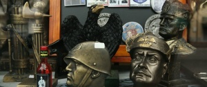 L’ultima follia del Pd: “In galera chi vende i gadget di Mussolini”