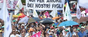 Adozioni e nozze gay? È la Costituzione “più bella del mondo” a dire no