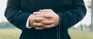 Acireale, sacerdote svuota la cassa per i poveri e fugge con l’amante
