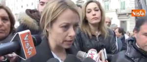 Colonia, flash mob di FdI: «Renzi, la tua dignità vale un Rolex» (video)