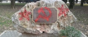 Foibe, imbrattato il monumento di Venezia. Il Comune: «Infami in azione»