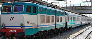 Tre immigrati picchiano il capotreno e filmano la scena col cellulare: arrestati