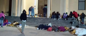 Migranti in rivolta a Lampedusa: «Non vogliamo darvi le impronte digitali»