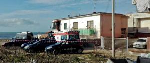 Napoli, ucraino uccide a colpi d’ascia la moglie e la figlia di 4 anni