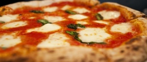 Italiani sempre pazzi per la pizza: anche a domicilio è il cibo preferito