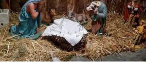 Furia contro i presepi: decapitato San Giuseppe, impiccato Gesù Bambino