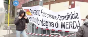 La trovata di m… dei «kompagni»: letame contro l’incontro Salvini-Le Pen (video)