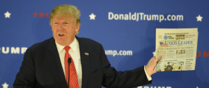 Musulmana con il velo contro Trump. Portata fuori tra i fischi: «Cacciatela»