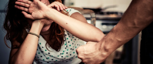 Botte e stupri inflitti alla moglie per anni: arrestato 50enne romeno