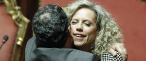 Ma la Cirinnà non ci sta: “Adesso le adozioni gay”. Coro di no