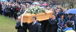 In migliaia ai funerali di Regeni. La mamma: «Il tuo, un pensiero d’amore»