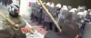 Scene da guerra civile ad Atene: può succedere anche in Italia (VIDEO)