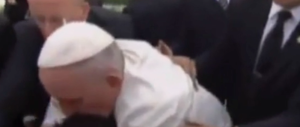 Spintonano il Papa mentre incontra i disabili, lui diventa una furia (VIDEO)
