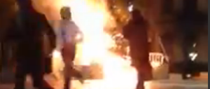 Incendiano l’albero di Natale gridando «Allah Akbar» (VIDEO)