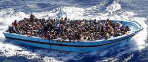 Si rovescia un barcone con 400 migranti: si teme una nuova strage