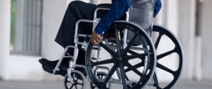 Angherie, ricatti e furti a un disabile: arrestati due migranti