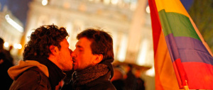 Sinistra bifronte: censura Bagnasco e plaude ai gay che si baciano