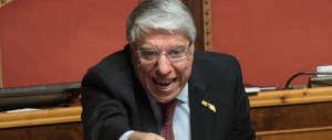 La denuncia di Giovanardi: due gay si baciavano nella tribuna del Senato