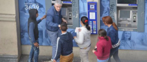Circondavano e derubavano turisti al Colosseo: arrestati tre rom