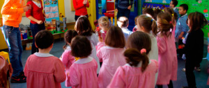 Botte a bimbi e bestemmie: arrestata una maestra orco nel Modenese