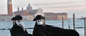 Venezia, l’altra faccia del Carnevale: agenti in maschera contro i ladri