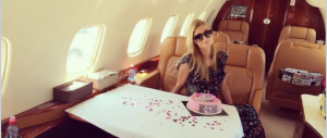Paris Hilton ne compie 35 e festeggia il compleanno sul jet privato (Fotogallery)