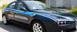 Polizia penitenziaria in rivolta: «In mensa costretti a mangiare tra i ragni»