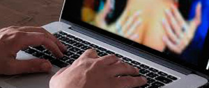 Potenza, porno-ricatto a un assessore: videochat erotica, lui finisce nudo e…