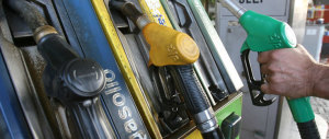 Benzina, prezzi-pazzi ai distributori: fino a 77 cent di differenza. Ecco dove