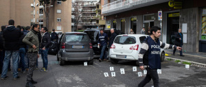 Sparatoria e caccia all’uomo: a Roma rapina da far west in un ufficio postale