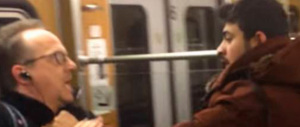 Migranti molestano una donna in metro e picchiano un anziano (VIDEO)