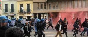 Cagliari, antagonisti contro Salvini. E lui: «Siete da ricoverare»