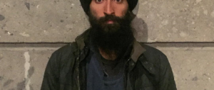 Si rifiuta di togliere il turbante, la compagnia lascia a terra l’attore Sikh (Fotogallery)