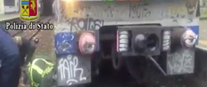 Si getta sotto un treno a Napoli. È salvo per miracolo (VIDEO)