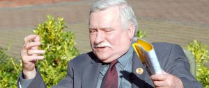 «Sei sempre il nostro eroe», grande manifestazione pro-Walesa a Varsavia