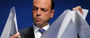 Unioni civili, Alfano ha paura del referendum: “Apre porte a nozze gay”