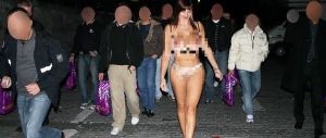 Punita sexy prof che sfila nuda. Lei protesta: va meglio a chi sputa ai bimbi
