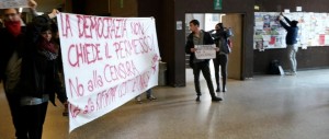 Boschi tiene una lezione alla Sapienza. Dura contestazione degli studenti