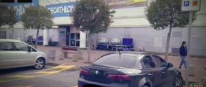 L’auto blu della casta è parcheggiata nel posto dei disabili… (video)
