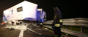 Tir impazzito travolge un pulmino, quattro morti. Test alcolico negativo