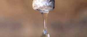 L’acqua del rubinetto costa un occhio della testa. Sale il prezzo dell’oro blu
