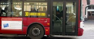 Bus di Roma a pezzi: si stacca un pannello, ferita una passeggera