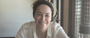 Sharon Stone si festeggia senza trucco né Photoshop: oggi è così (Foto)