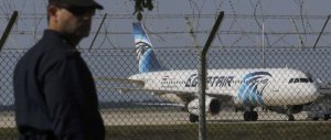 Aereo egiziano, finisce l’incubo: il dirottatore esce con le mani alzate