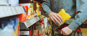 Ruba un profumo da 30 euro e finisce in galera. Il suo problema? Non era rom…