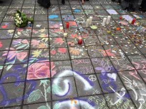 Bruxelles: al memoriale decine di bandiere di diversi Paesi