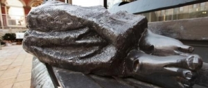 Gesù “senzatetto”: la statua che ha diviso gli Usa arriva in Vaticano