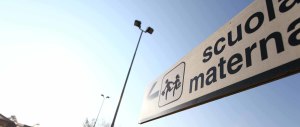 Tirate d’orecchio e scotch sulla bocca ai bambini: indagata una maestra