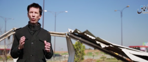 Video del reporter inglese Cantlie, ostaggio dell’Isis: “I raid Usa? Ridicoli”